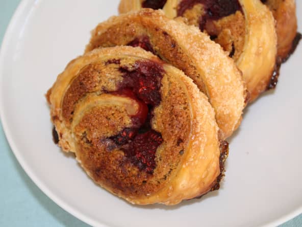 Feuillletés à la poudre d'amandes, pistaches et framboises