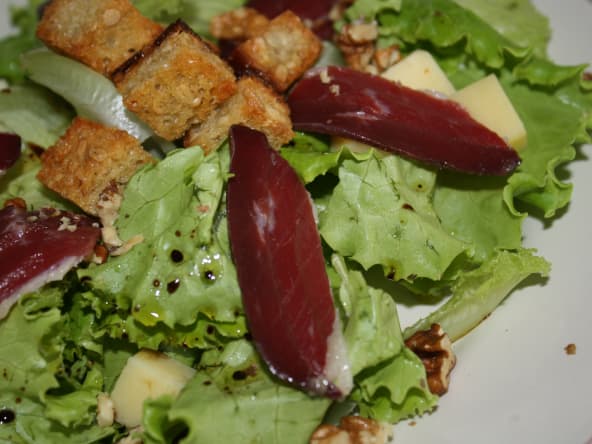 Salade composée au magret de canard séché, comté, noix et croûtons