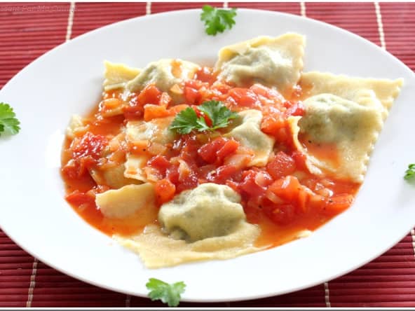 Raviolis végé aux blettes et aux noix, sauce tomates