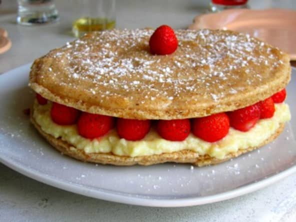 Gros macaron aux fraises et mousse citron - chocolat blanc