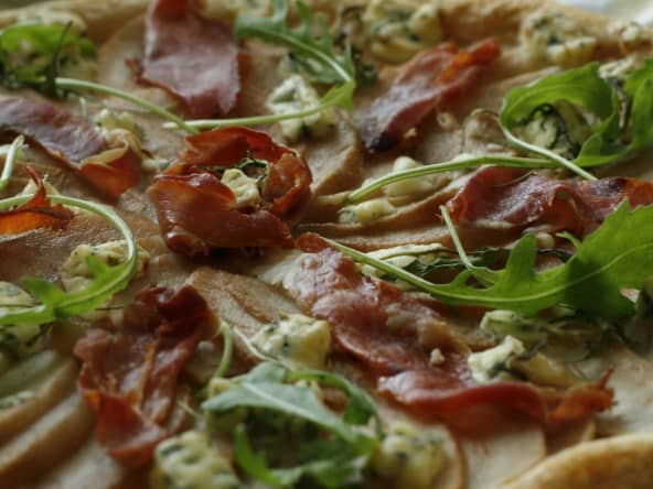 Tarte fine Poires, Fourme d'Ambert, Roquette et Jambon sec