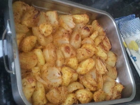 pommes de terre et oignons fondants et dorés en chapelure et épices