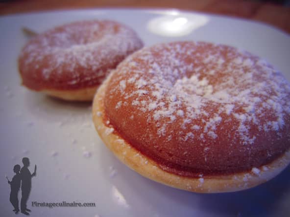Donuts saupoudrés de sucre glace