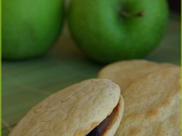 Biscuits fourrés à la pomme et au cassis