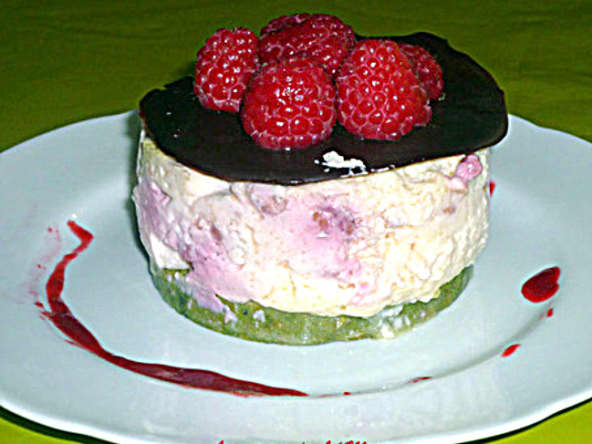 Entremets de framboises sur palets bretons pistachés