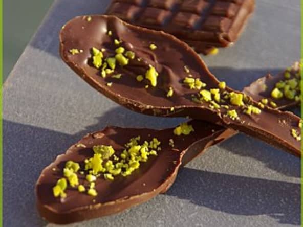 Cuillères au chocolat noir et à la pistache