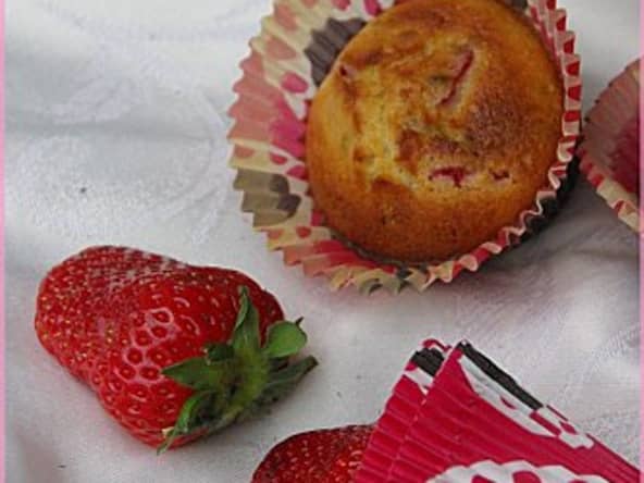 Financiers à la fraise et à la pistache en forme de muffins