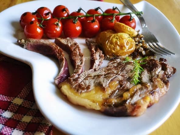 Faux filet grillé à la plancha et tomates cerises bio en grappes