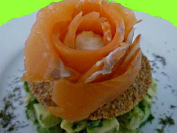 Rose de saumon fumé au coeur de sorbet de citron vert sur lit d'avocat et de concombre