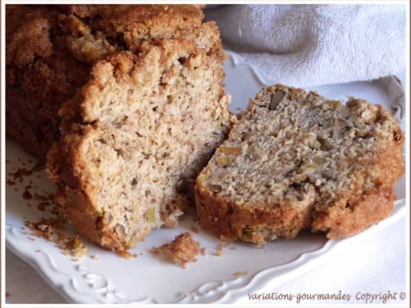 Pain à la rhubarbe et aux noix, glaçage à la cannelle