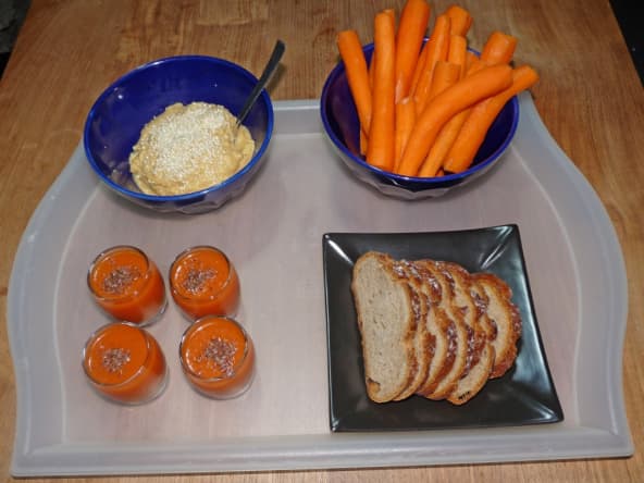 Apéritif vegan : houmous, carottes, etc.