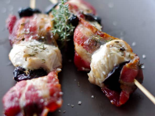 Brochettes de poulet au lard et pruneaux