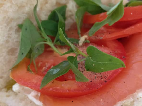 Le Sandwich au saumon fumé, ricotta et basilic