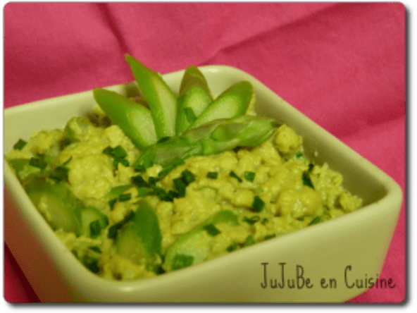 Oeufs brouillés fondants aux pointes d'asperges vertes et ciboulette