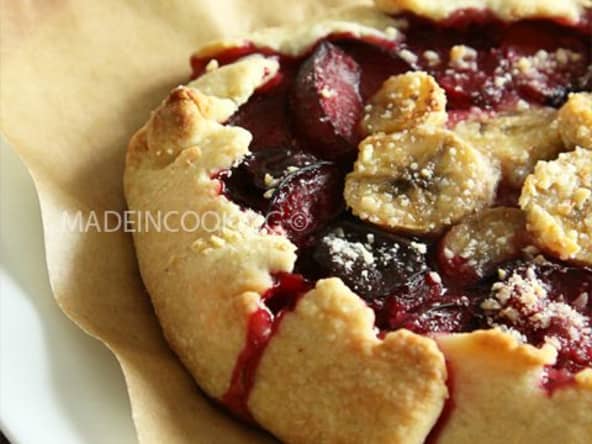 Tarte rustique aux prunes et à la banane