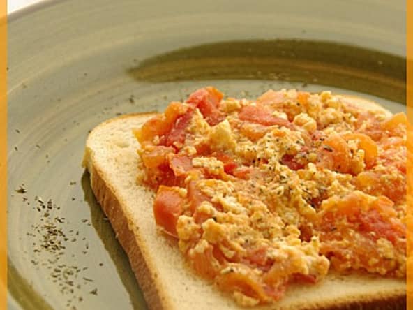 Strapatsada : Oeufs brouillés à la tomate, menthe et feta