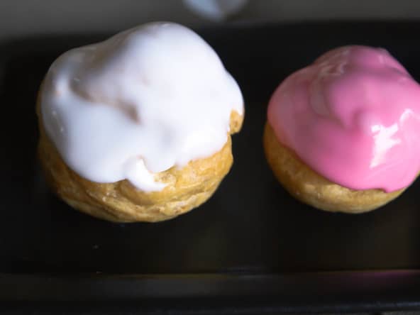 Glace royale : un glaçage blanc ou coloré facile, au sucre glace, pour décors de pâtisseries.