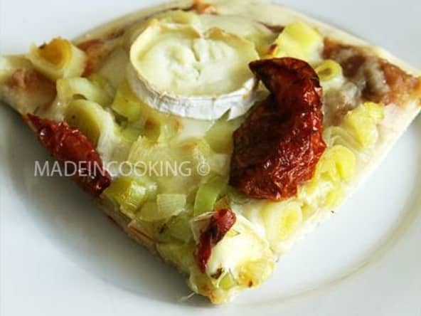 Pizza au caviar d'aubergines, poireaux et chèvre