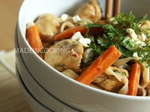 Nouilles au poulet, sauce cacahuètes