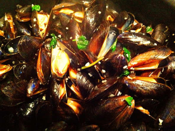 Moules sautées à l'ail et basilic