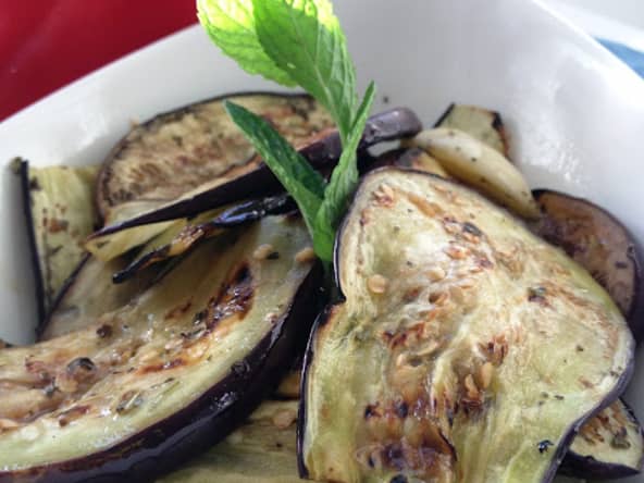 Les aubergines grillées marinées à l'huile d'olive