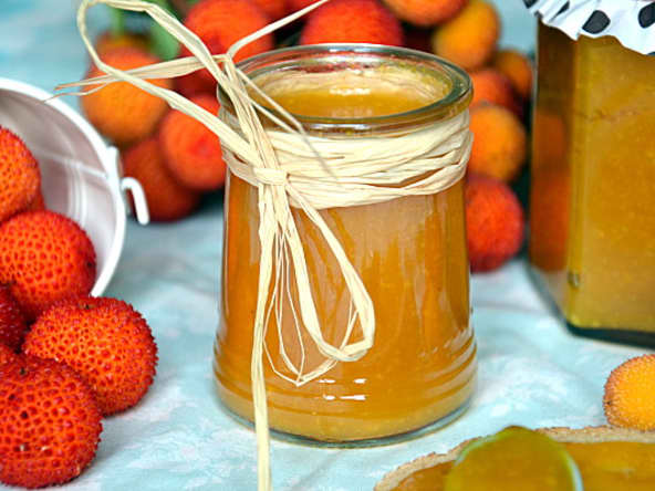 La recette de la confiture d'arbouse, le fruit de l'arbousier