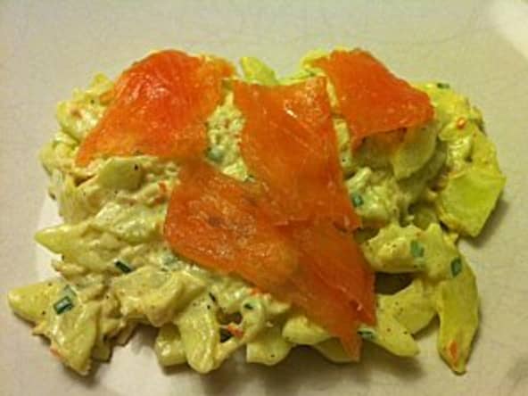 Salade de concombre au curry et saumon fumé