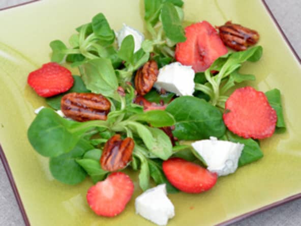 Salade de mâche, chèvre et fraises