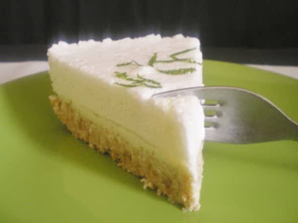 Délicieux cheesecake exotique à la noix de coco et citron vert sans cuisson