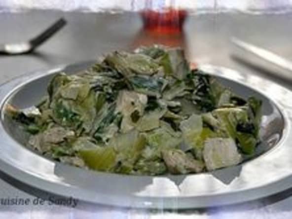 Sauté de poulet aux poireaux accompagné d'une sauce boursin cuisine échalote ciboulette