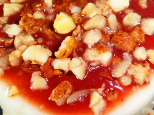 Panna cotta coulis pêche de vigne et noisettes