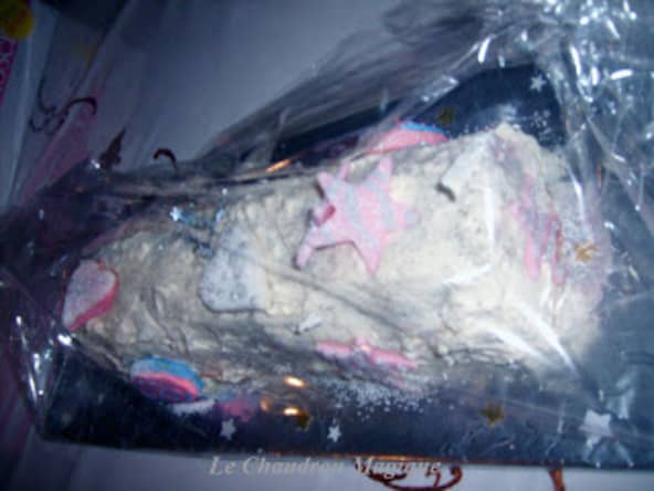 Bûche féerique : chocolat, framboise, coeur meringué et brownie au jasmin