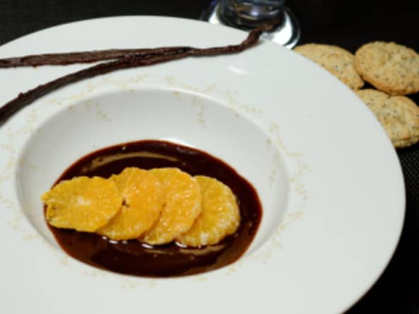 Clémentines confites à la vanille accompagnées d'une sauce chocolat