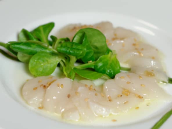 Carpaccio de Saint-Jacques au sésame pour les fêtes
