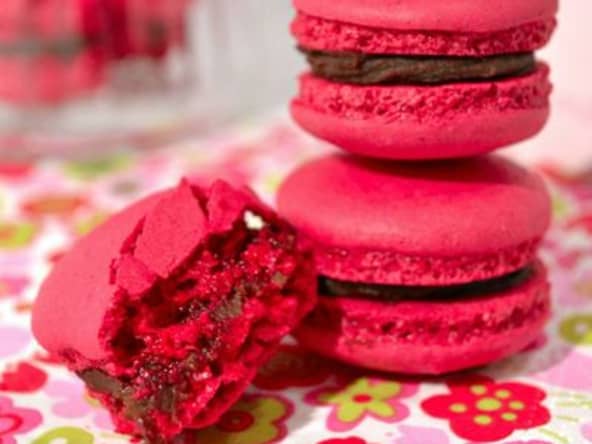 Macarons fait maison au chocolat noir, pistaches et éclats d'amandes