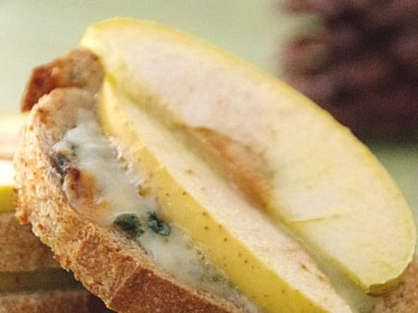 Toasts chauds au roquefort et à la pomme