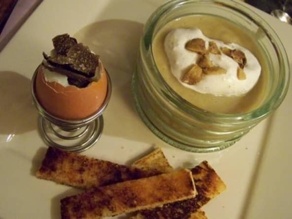soupe de panais, chantilly au sumac et son oeuf coque truffé
