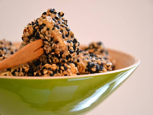 Tofu sauté aux graines de nigelle et sésame blond