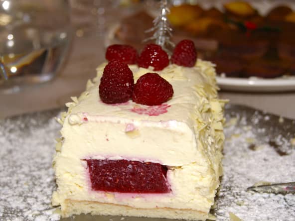 Bûche au chocolat blanc et framboises