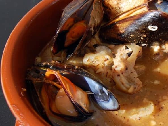 Soupe de tête de lotte, moules, noisettes et safran