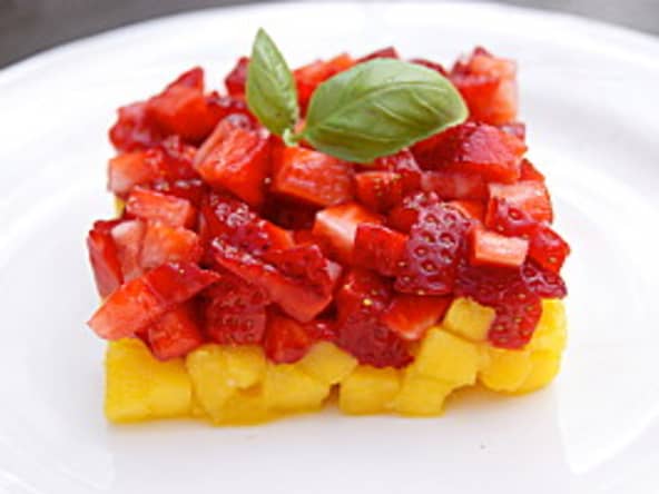 Tartare de fraise et mangue au citron vert et au basilic