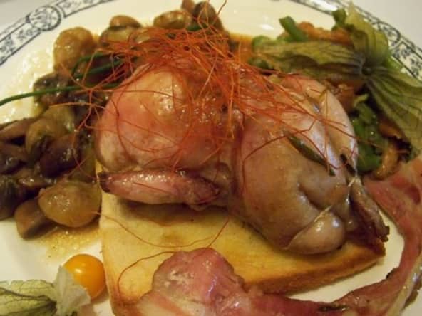 Petites Cailles rôties aux raisin sur canapé