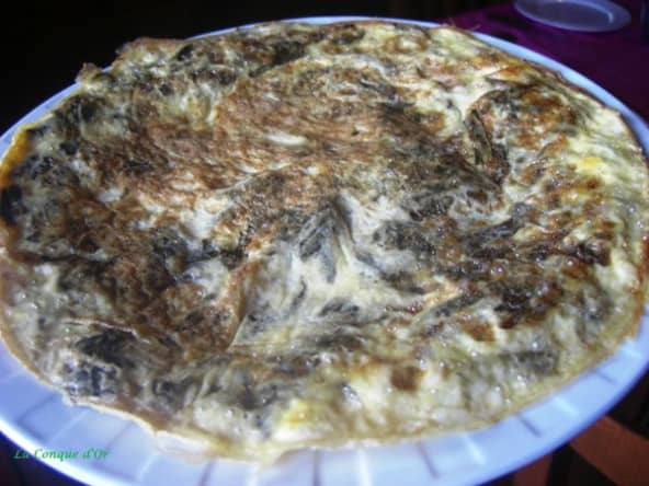 Omelette à la chicorée frisée et aux pignons de pin