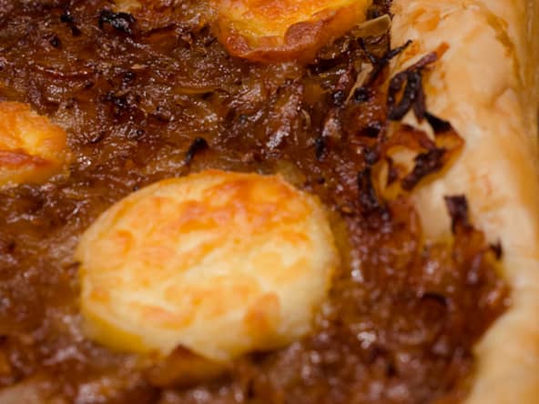 Tarte plate à l'oignon confit au cassis