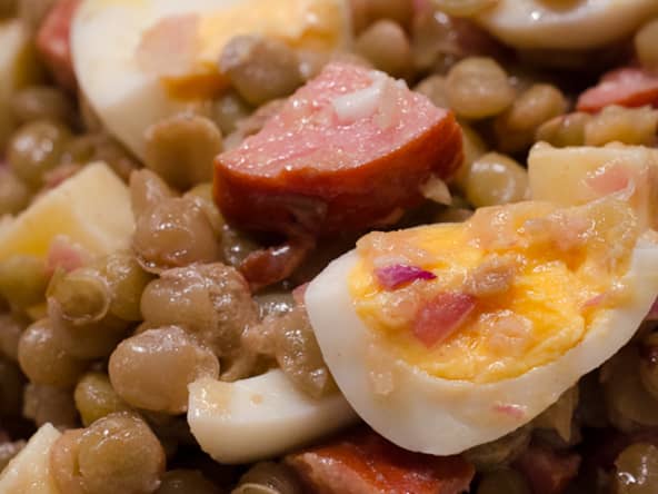 Salade de lentilles gourmande, oeufs, saucisses, fromage et vinaigrette moutardée