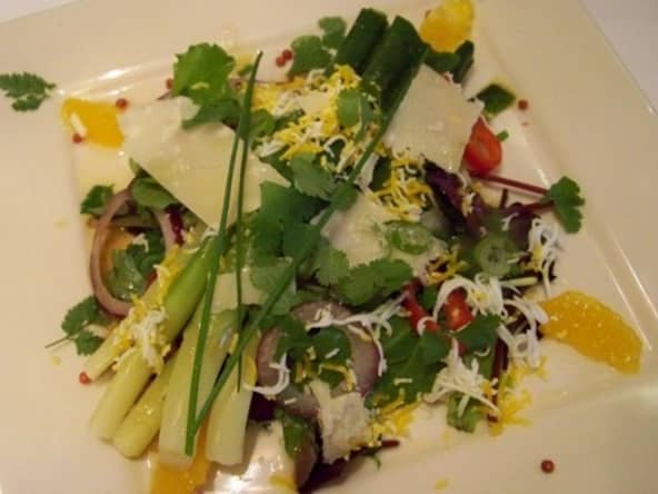 Petits poireaux en salade aux suprêmes d'orange et leur fondue de Mont d'Or