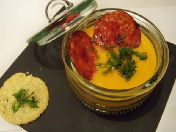 Velouté de carottes et sa chips de chorizo croustillante
