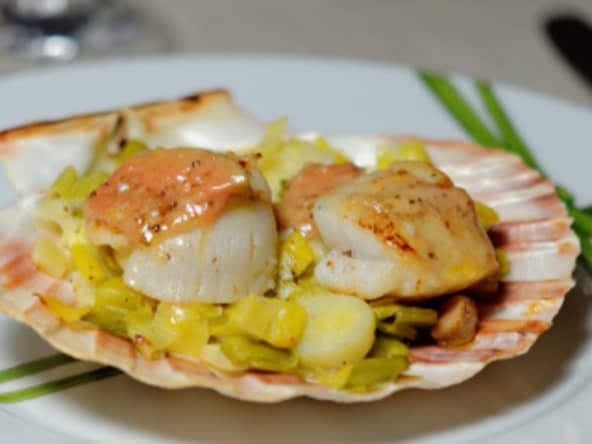 Saint Jacques au foie gras sur leur fondue de poireaux