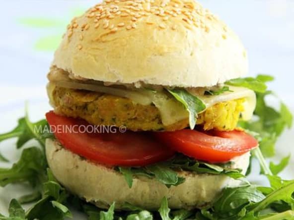 Burger végétarien accompagné de la sauce Big Mac