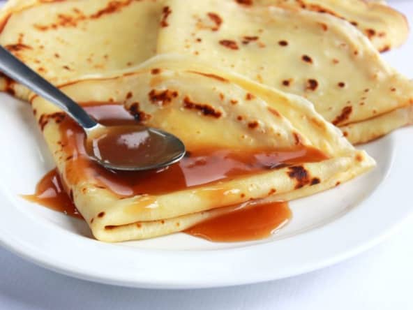 Crêpes à la vanille et sauce caramel beurre salé